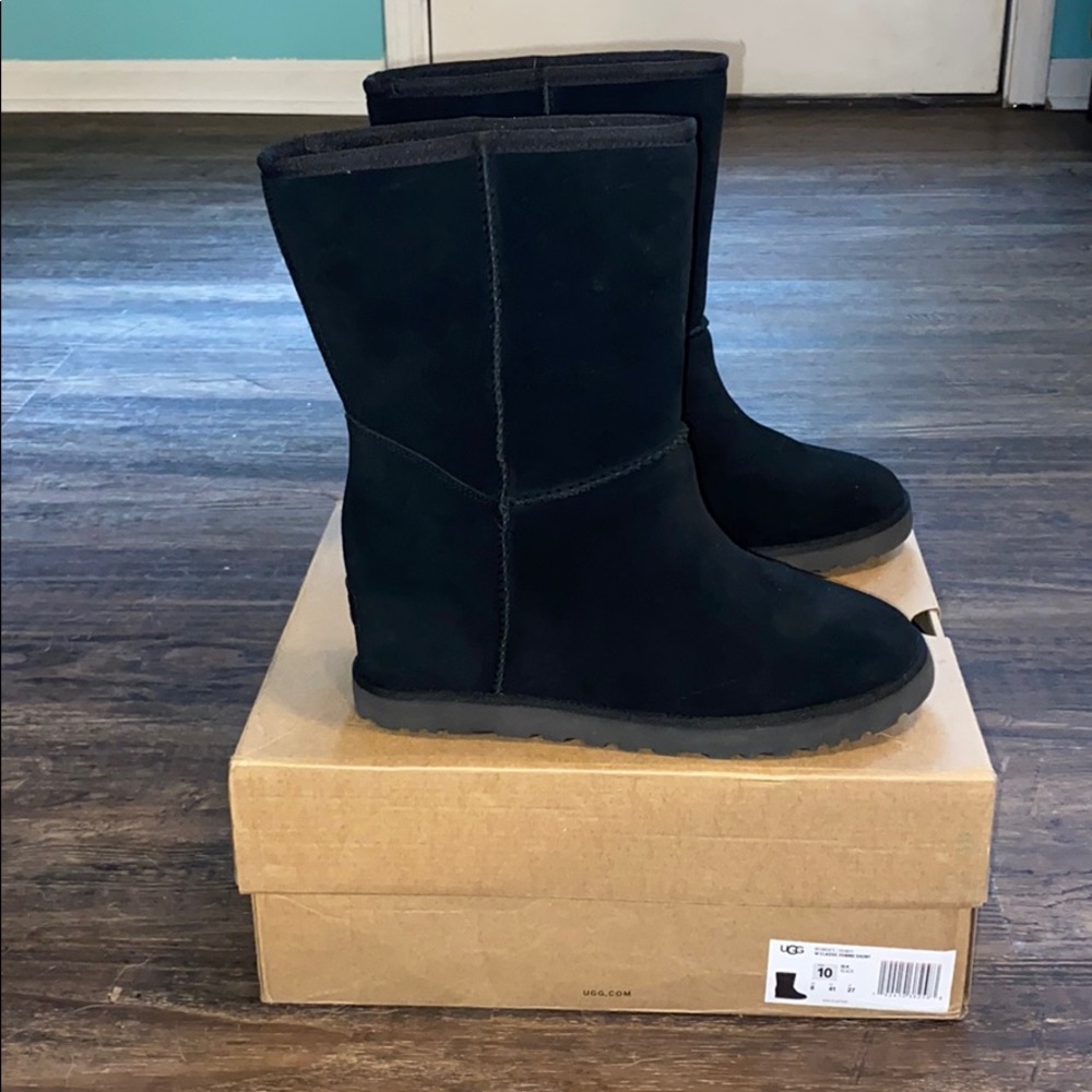 UGG Classic Femme Short in Black Size 10 New w Box